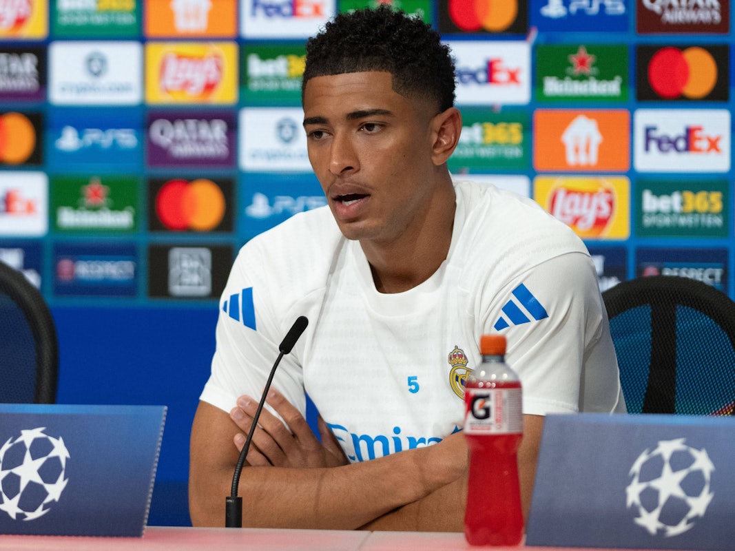 Jude Bellingham spricht auf einer Pressekonferenz.