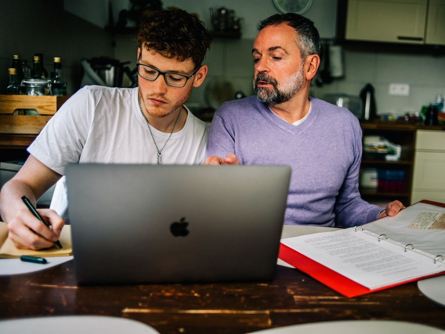 Vater und Sohn am Computer