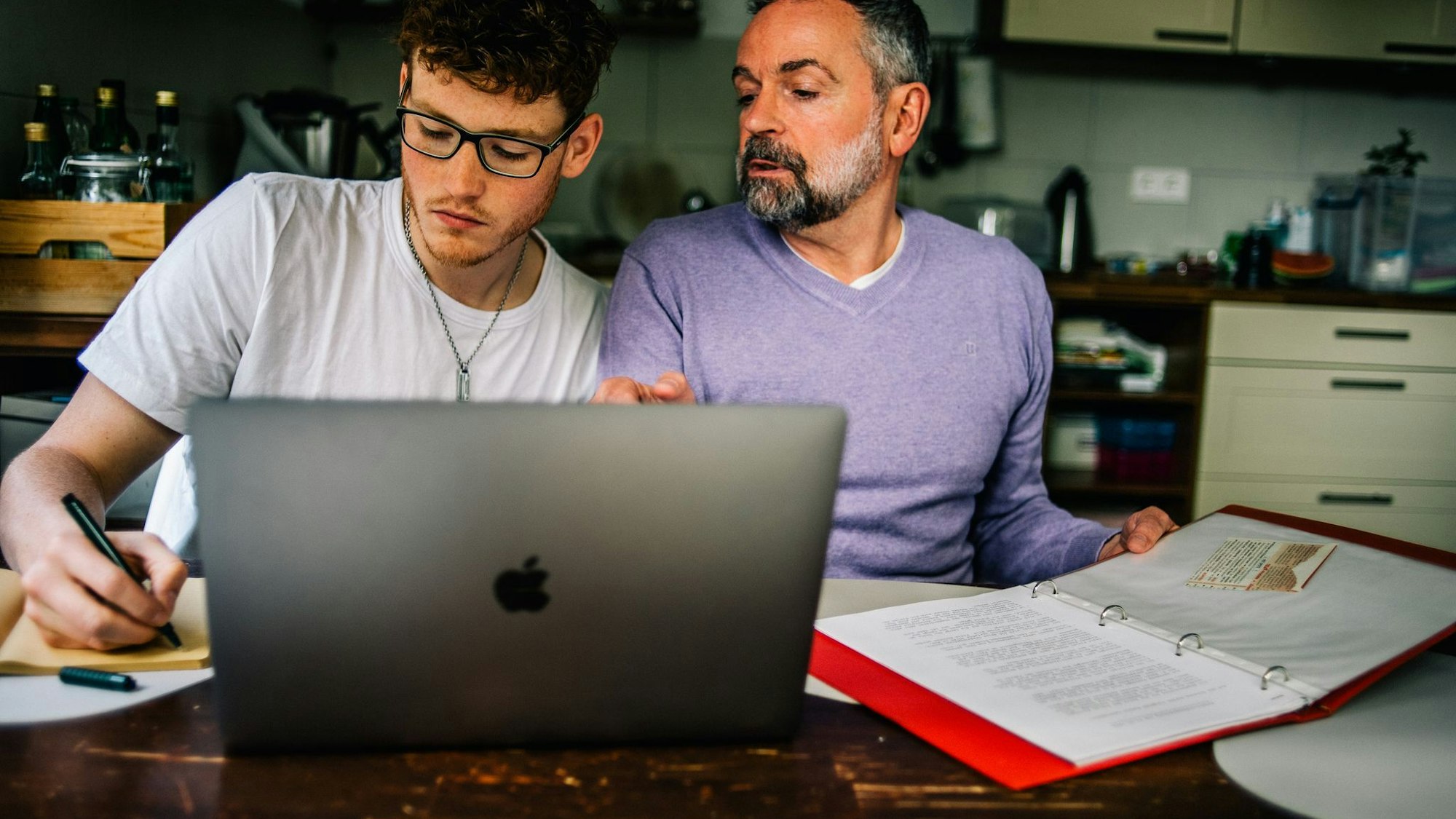 Vater und Sohn am Computer