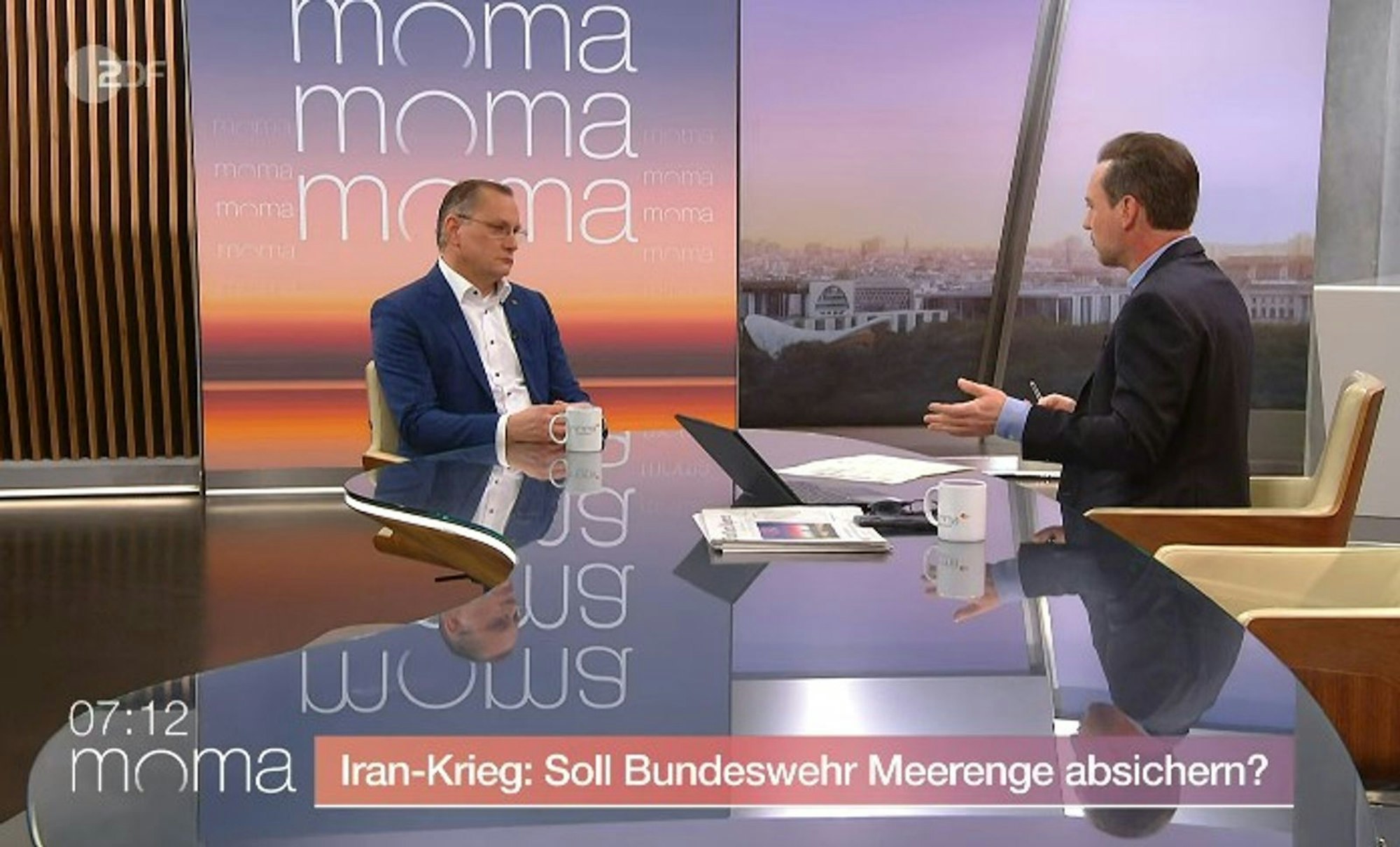 Mit ZDF-Moderator Andreas Wunn (rechts) sprach Tino Chrupalla über mögliche Entlastungen aufgrund der gestiegenen Energiepreise. (Bild: ZDF.de)