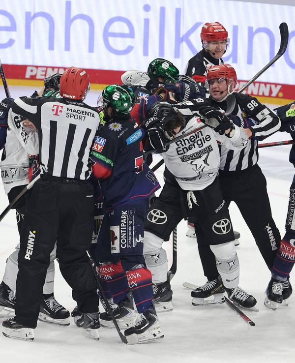 Klopperei im DEL-Halbfinale Eisbären Berlin - Kölner Haie.