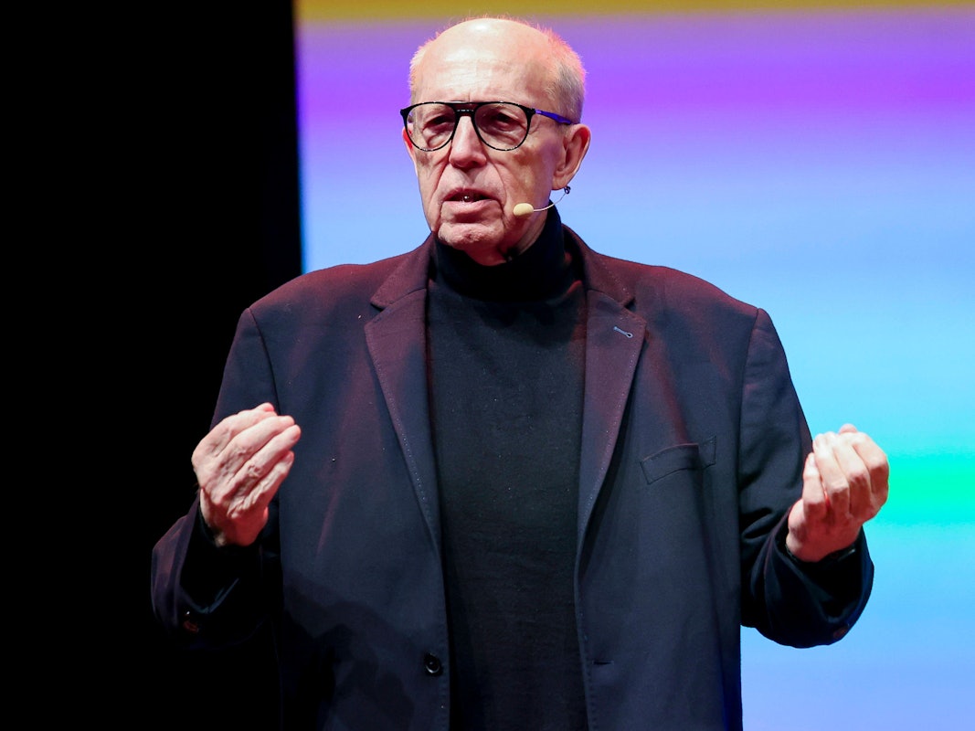 Reiner Calmund gestikuliert auf der Bühne.