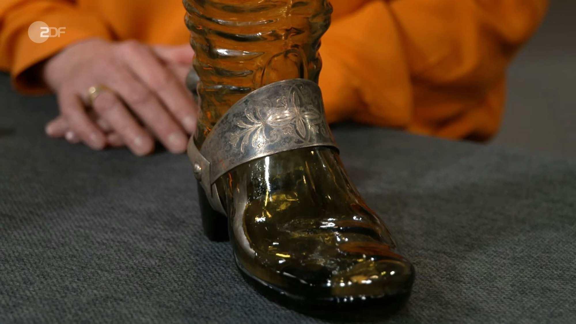 Ein Herstellernachweis für das Glas fehlte zwar, doch glaubte Werner, das Glas aufgrund des markanten Stils dennoch zuordnen zu können: Zwiesel im Bayerischen Wald. Das sei bekannt, wusste selbst Lichter. Die Künstlerin sei relativ sicher Henriette Steigerwald. (Bild: ZDF)