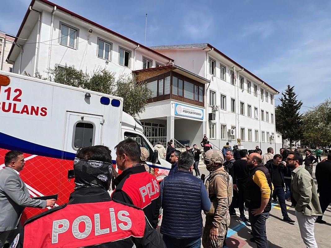 Türkische Sicherheitskräfte und Rettungskräfte stehen auf dem Hof einer Sekundarschule, auf die ein Angreifer das Feuer eröffnet hat.