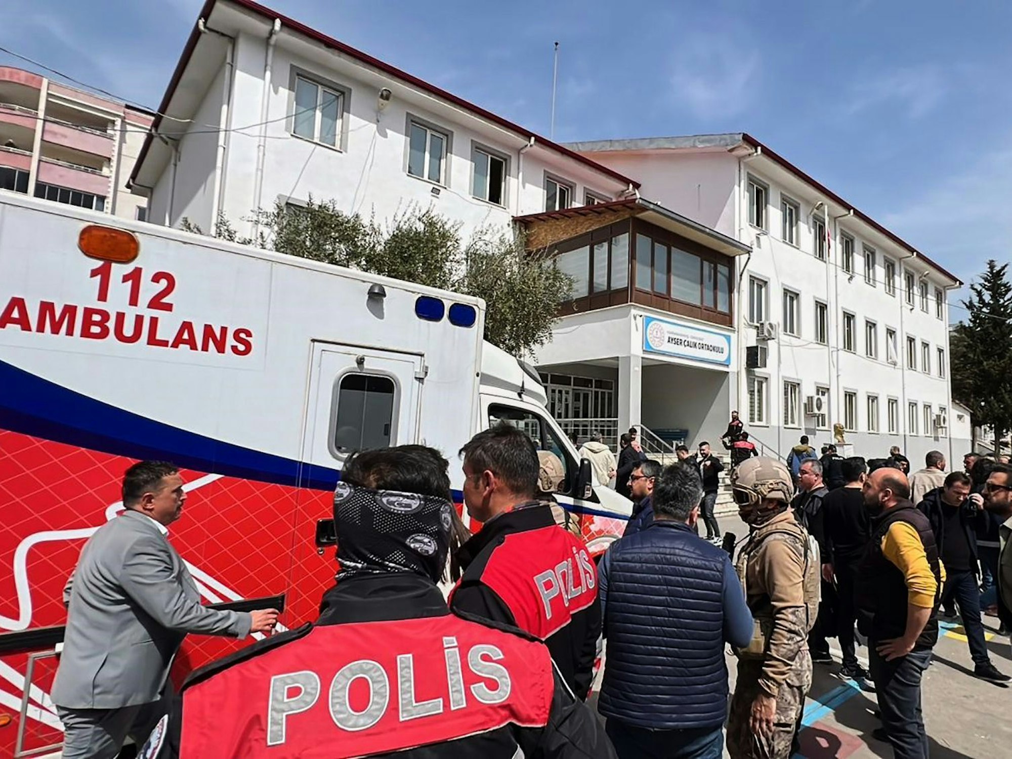 Türkische Sicherheitskräfte und Rettungskräfte stehen auf dem Hof einer Sekundarschule, auf die ein Angreifer das Feuer eröffnet hat.