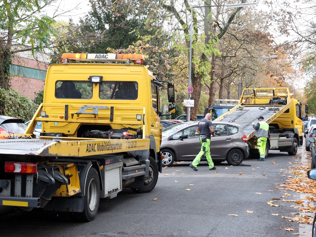 Ein Auto wird in Köln abgeschleppt (Archivfoto)