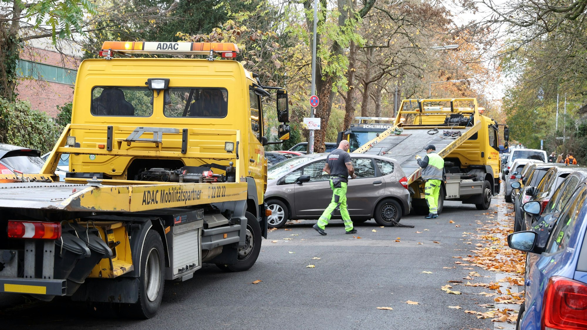 Ein Auto wird in Köln abgeschleppt (Archivfoto)