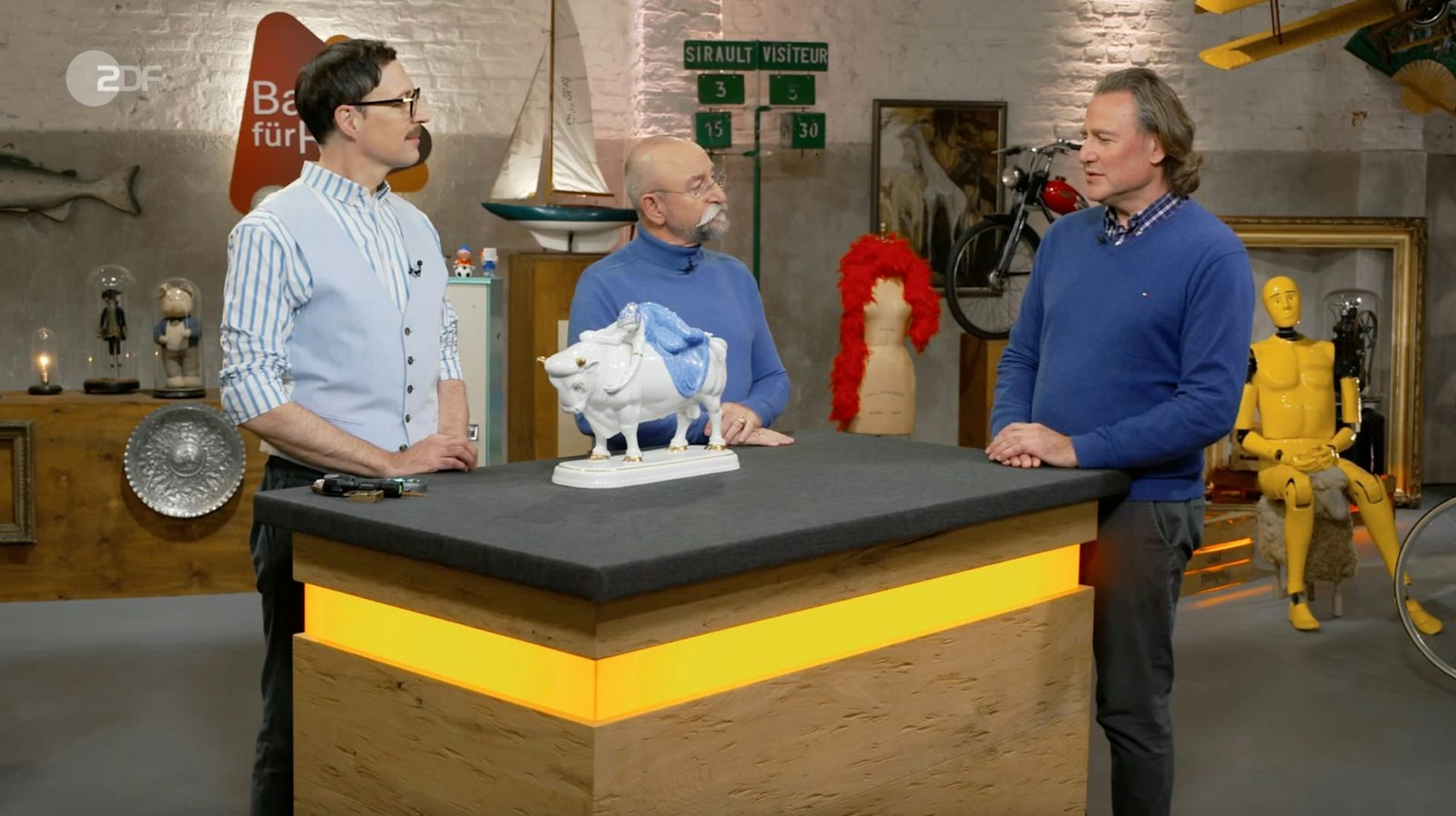 Andreas aus Arlesheim in der Schweiz brachte eine Porzellanplastik mit in die Sendung. (Bild: ZDF)