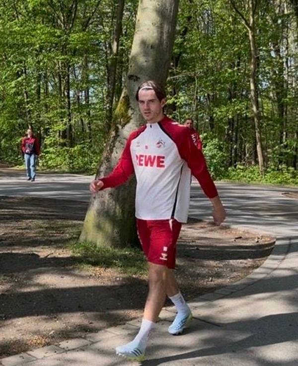 Die FC-Spieler gehen Richtung Trainingsplatz.
