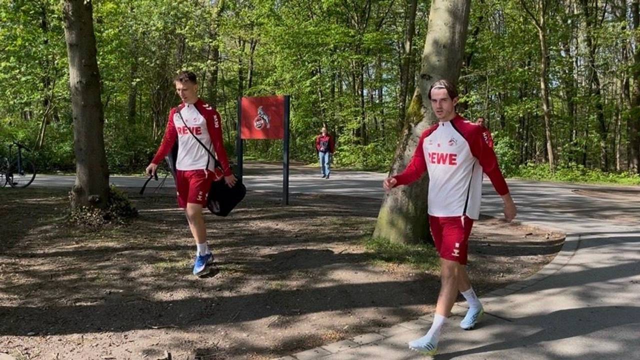 Die FC-Spieler gehen Richtung Trainingsplatz.