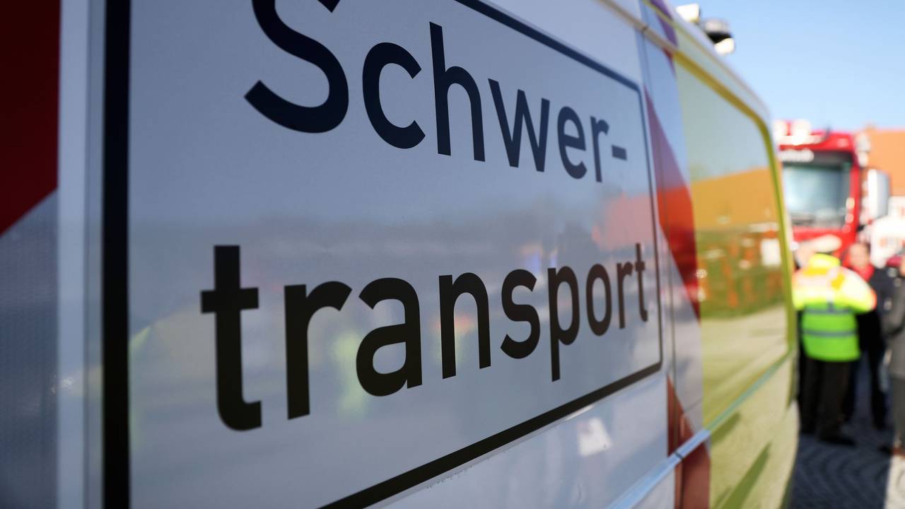 Ein Schwertransporter hat sich auf der A3 festgefahren (Symbolfoto).
