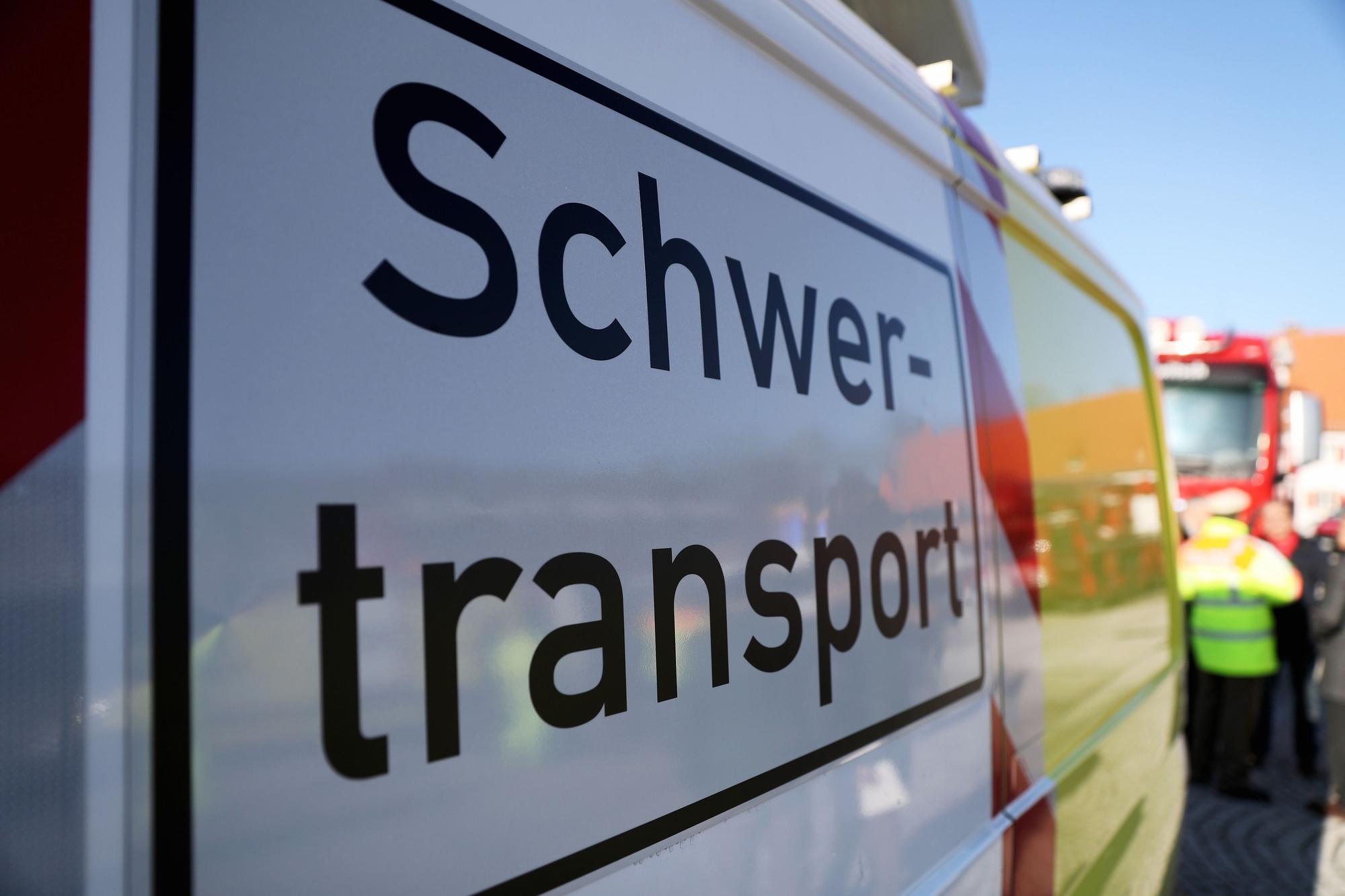 Ein Schwertransporter hat sich auf der A3 festgefahren (Symbolfoto).