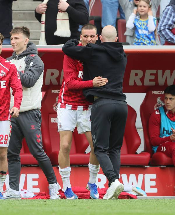 René Wagner (1. FC Köln) feiert mit Said El Mala.