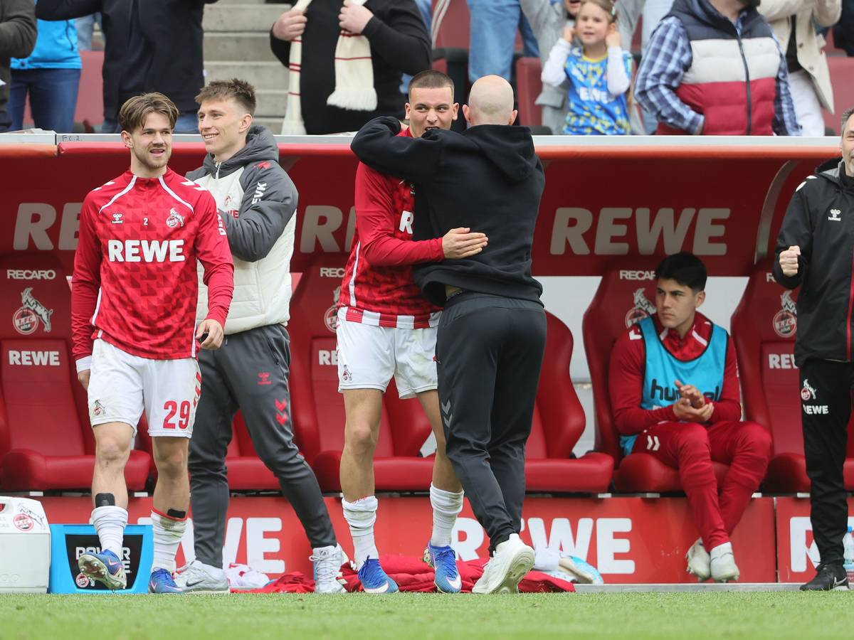 René Wagner (1. FC Köln) feiert mit Said El Mala.