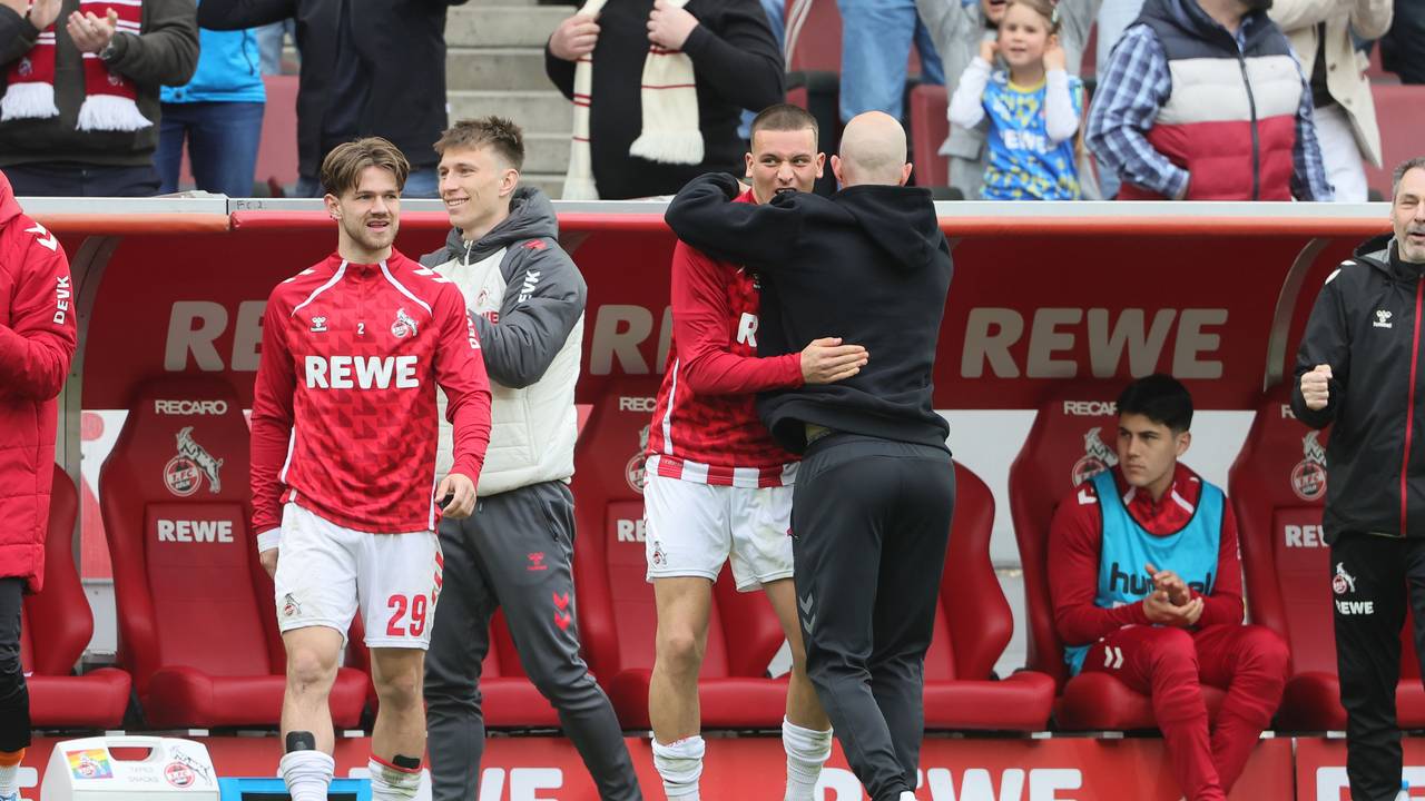 René Wagner (1. FC Köln) feiert mit Said El Mala.