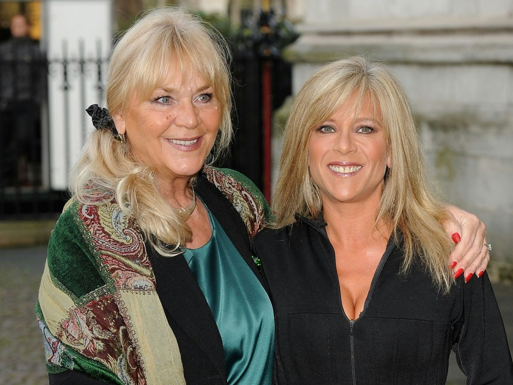Der Apfel fällt nicht weit vom Stamm: Die Mutter von Samantha Fox (rechts), Carole Fox, arbeitete in den 60er-Jahren als Schauspielerin und Tänzerin. (Bild: Ian Gavan/Getty Images)