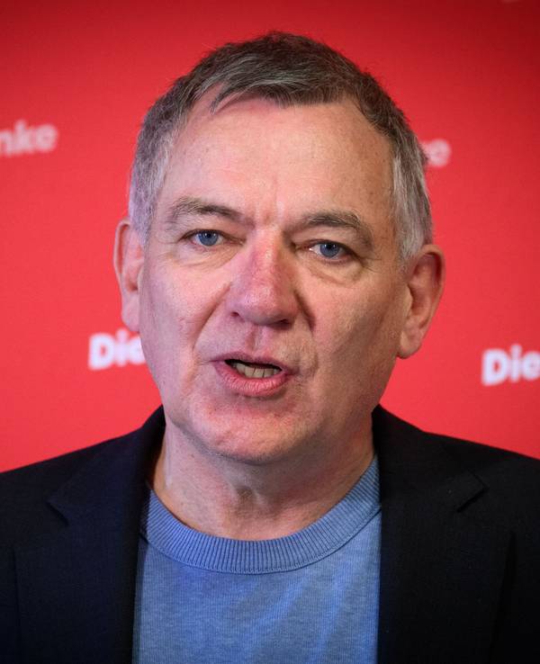 Jan van Aken, Bundesvorsitzender der Partei Die Linke, äußert sich bei einer Pressekonferenz im Karl-Liebknecht-Haus zum Ausgang der Landtagswahl in Rheinland-Pfalz.