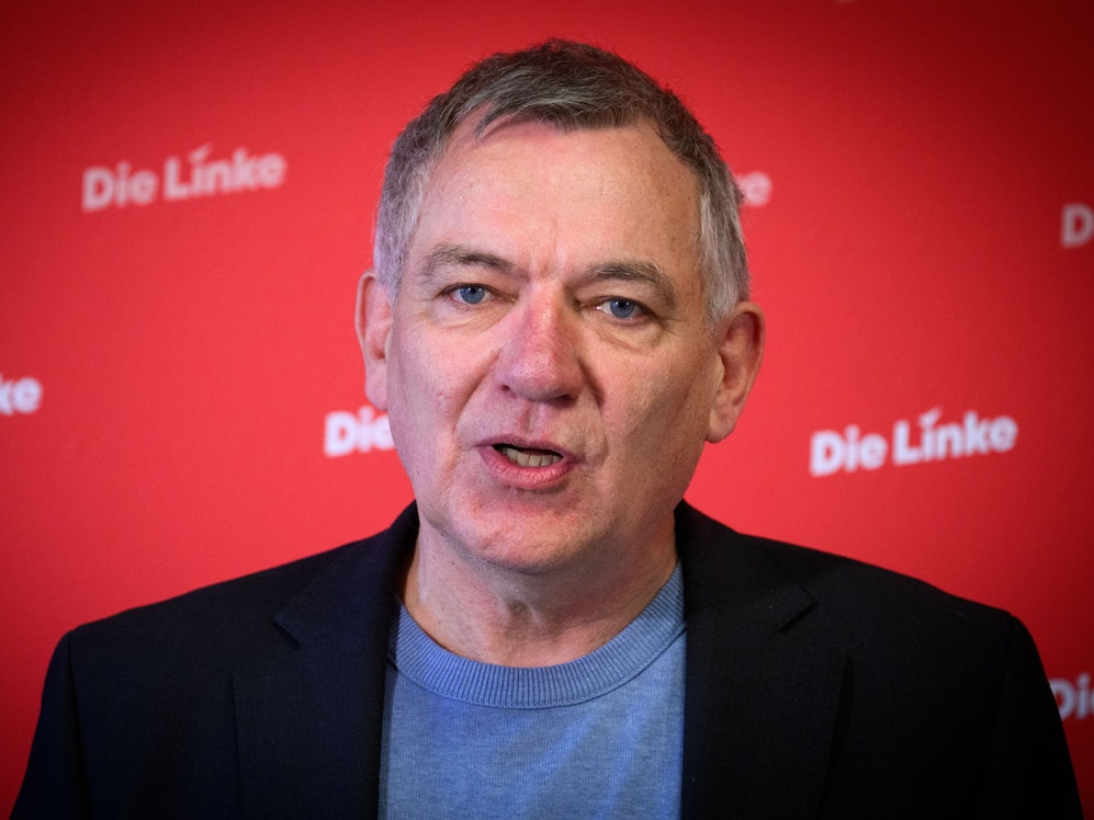 Jan van Aken, Bundesvorsitzender der Partei Die Linke, äußert sich bei einer Pressekonferenz im Karl-Liebknecht-Haus zum Ausgang der Landtagswahl in Rheinland-Pfalz.