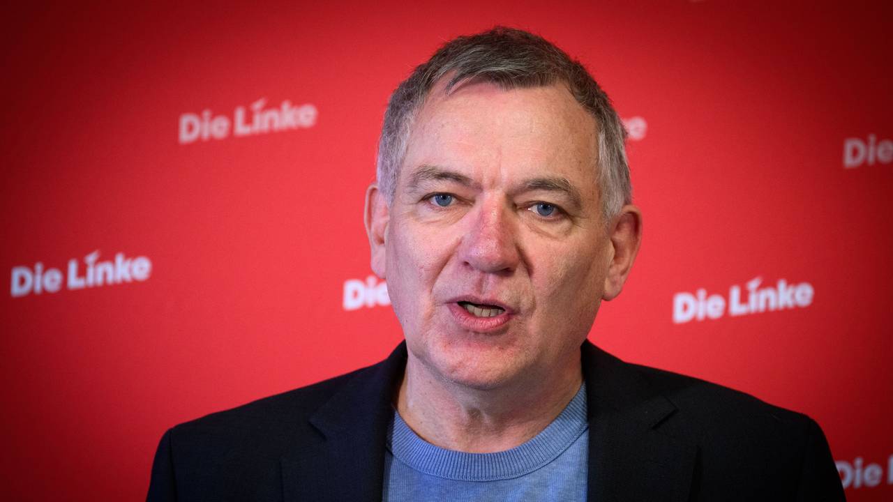 Jan van Aken, Bundesvorsitzender der Partei Die Linke, äußert sich bei einer Pressekonferenz im Karl-Liebknecht-Haus zum Ausgang der Landtagswahl in Rheinland-Pfalz.