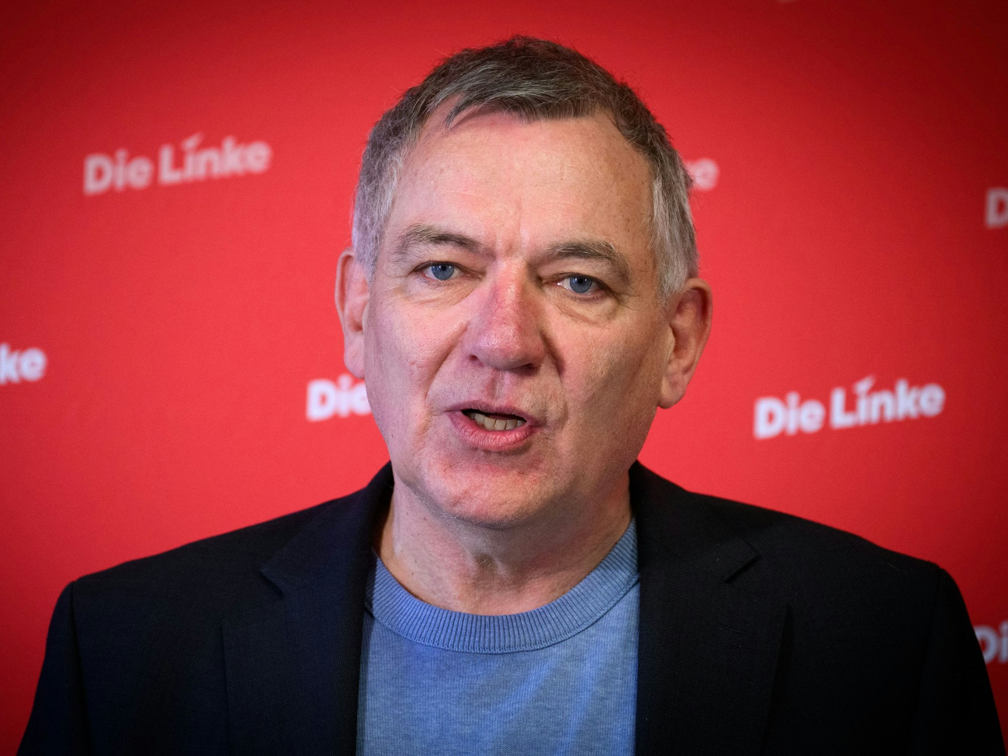 Jan van Aken, Bundesvorsitzender der Partei Die Linke, äußert sich bei einer Pressekonferenz im Karl-Liebknecht-Haus zum Ausgang der Landtagswahl in Rheinland-Pfalz.