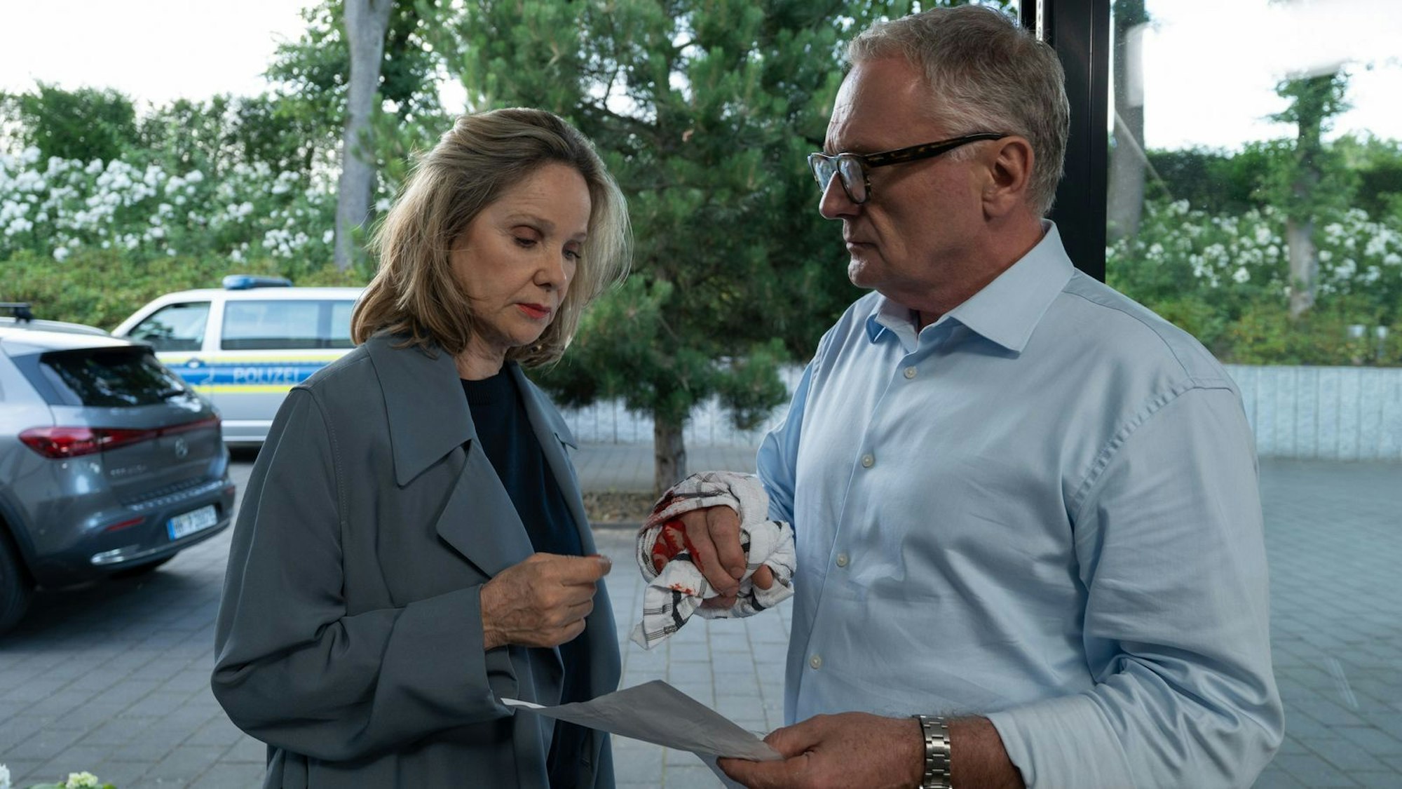 Britta Everslage (Ann-Kathrin Kramer) ist nicht nur die zuständige Staatsanwältin im ersten Fall der Geschwister Schäfer, sondern als enge Freundin ihrer verstorbenen Mutter eine Art mütterliche Freundin für sie. Bei der Wahl zum Bürgermeisteramt konkurriert Everslage mit dem skrupellosen Unternehmer Torsten Brokämper (Bernhard Schir). (Bild: ZDF/Christine Schroeder)