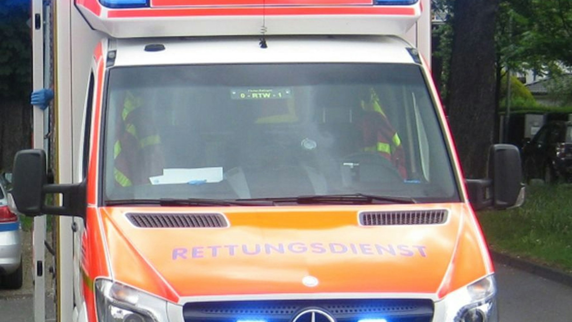 Rettungswagen an einer Unfallstelle.