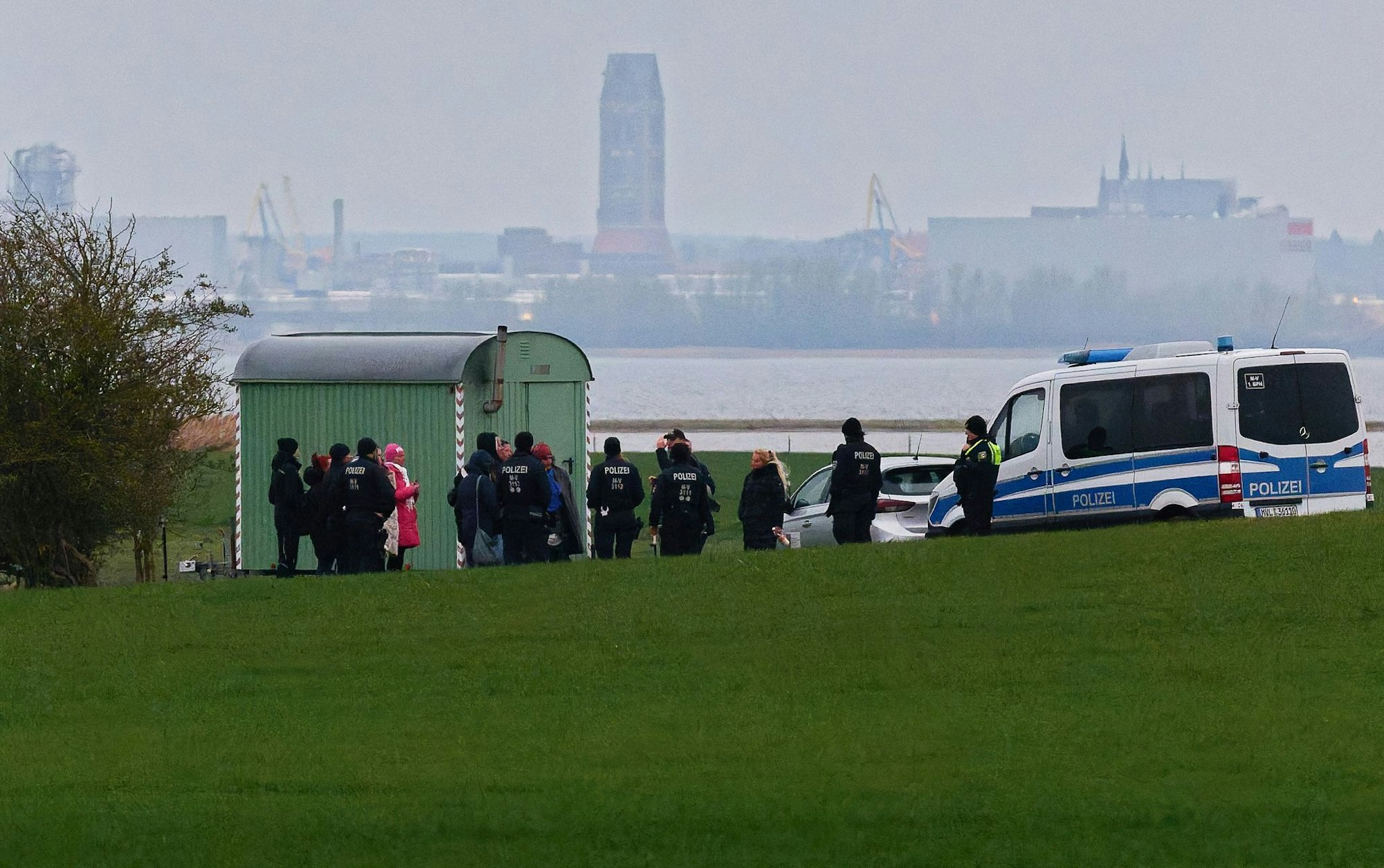 Demonstration für Walrettung - Polizei schreitet ein