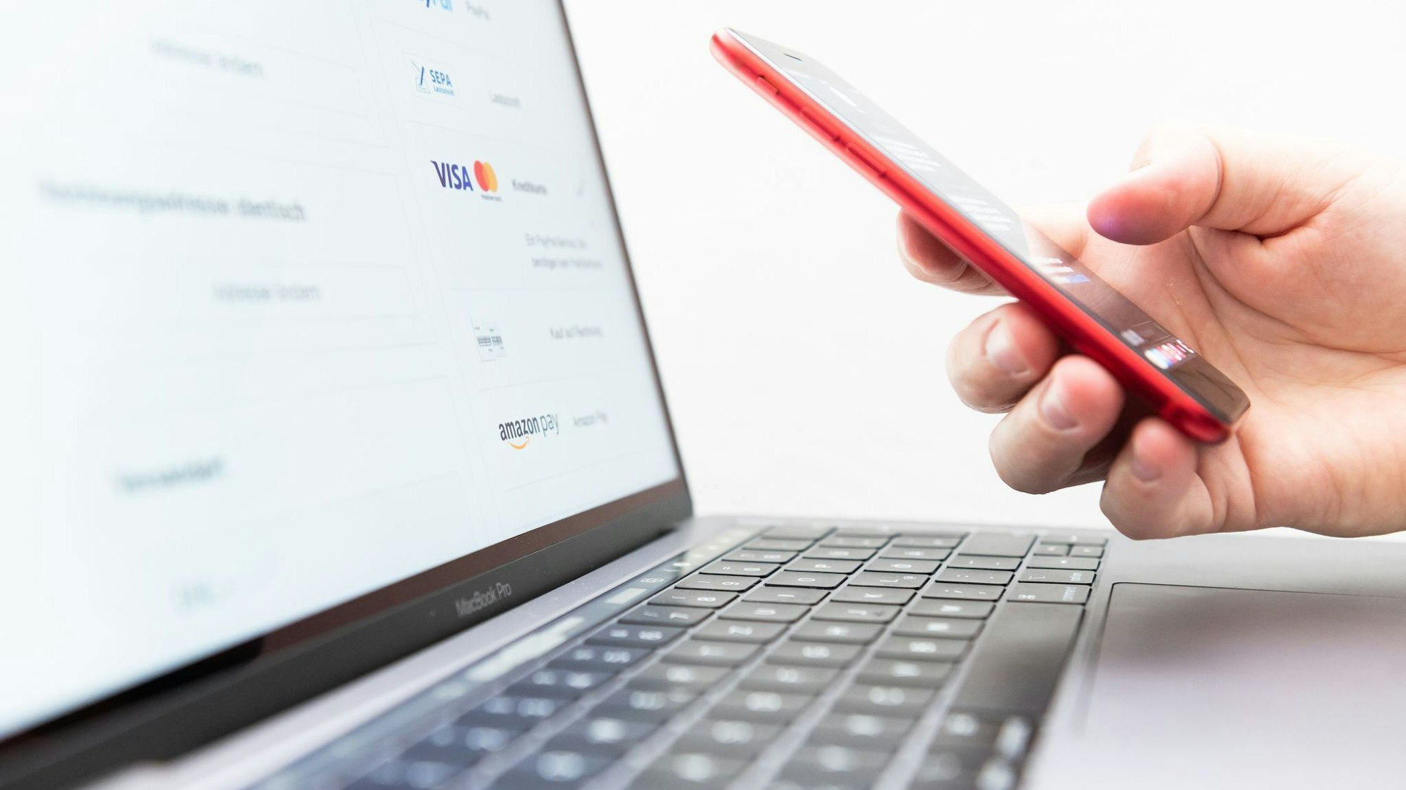 Eine Person tätigt einen Onlinekauf