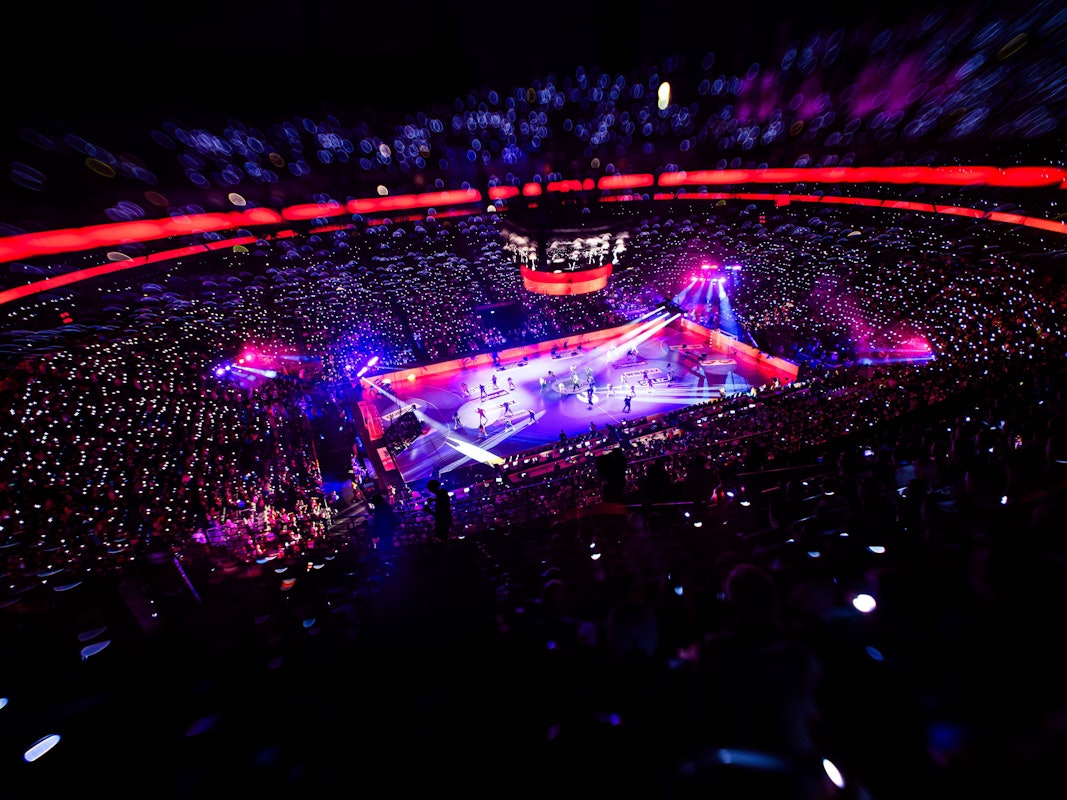 Blick von oben in die volle Lanxess-Arena beim Handball.