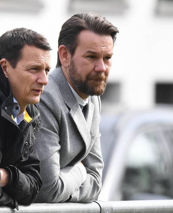 FC-Vizepräsident Ulf Sober und FC-Sportdirektor Thomas Kessler stehen am Rande eines FC-Trainings zusammen.