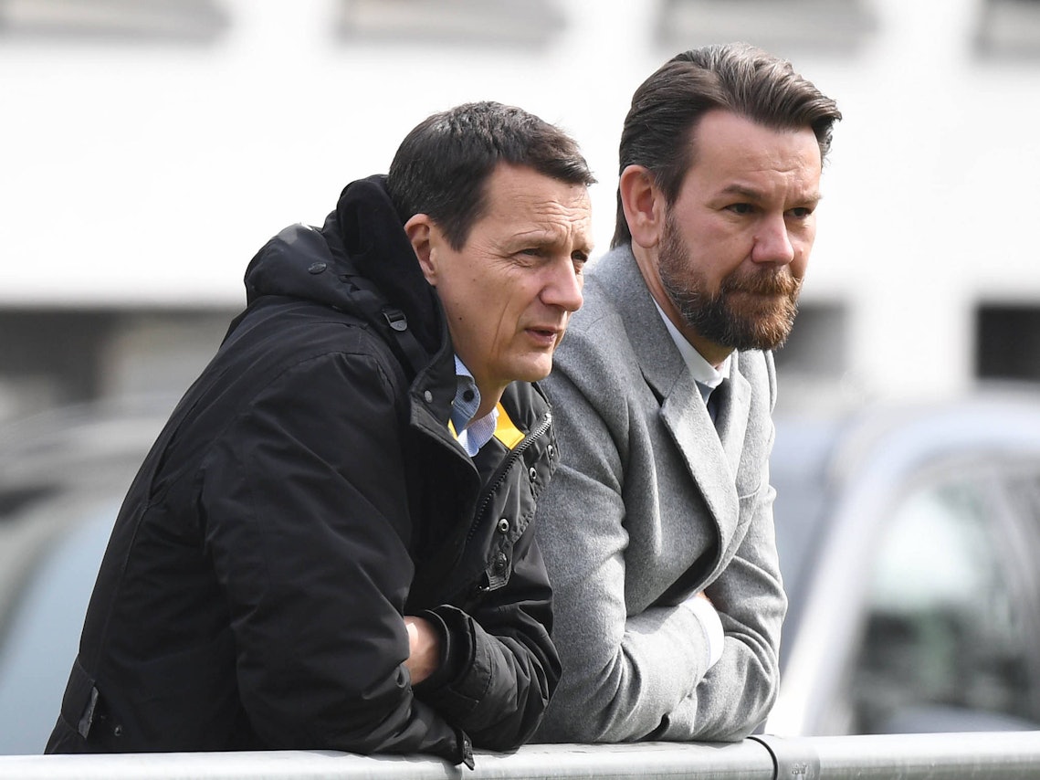 FC-Vizepräsident Ulf Sober und FC-Sportdirektor Thomas Kessler stehen am Rande eines FC-Trainings zusammen.