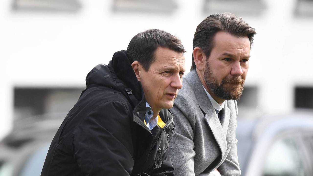 FC-Vizepräsident Ulf Sober und FC-Sportdirektor Thomas Kessler stehen am Rande eines FC-Trainings zusammen.