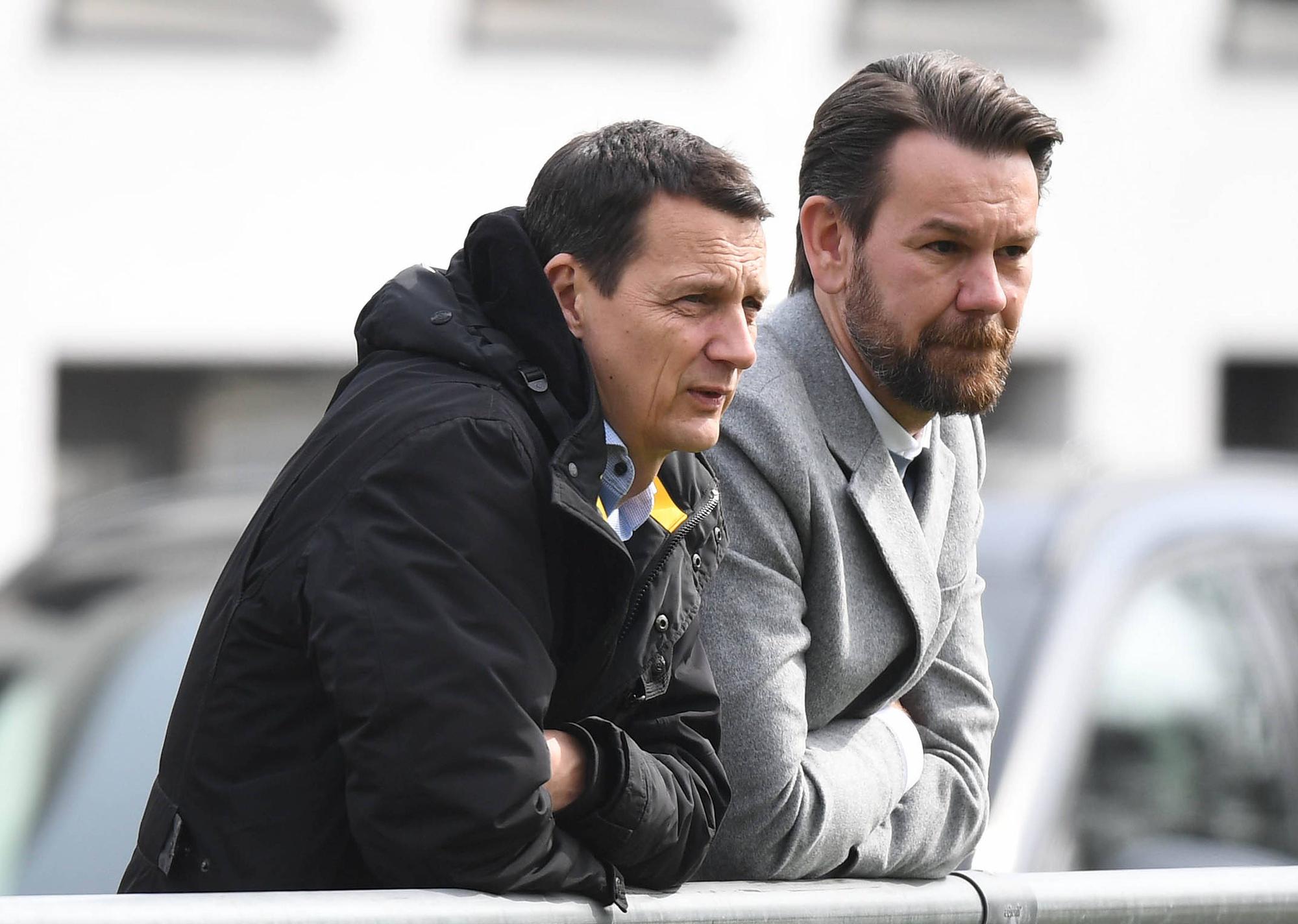 FC-Vizepräsident Ulf Sober und FC-Sportdirektor Thomas Kessler stehen am Rande eines FC-Trainings zusammen.