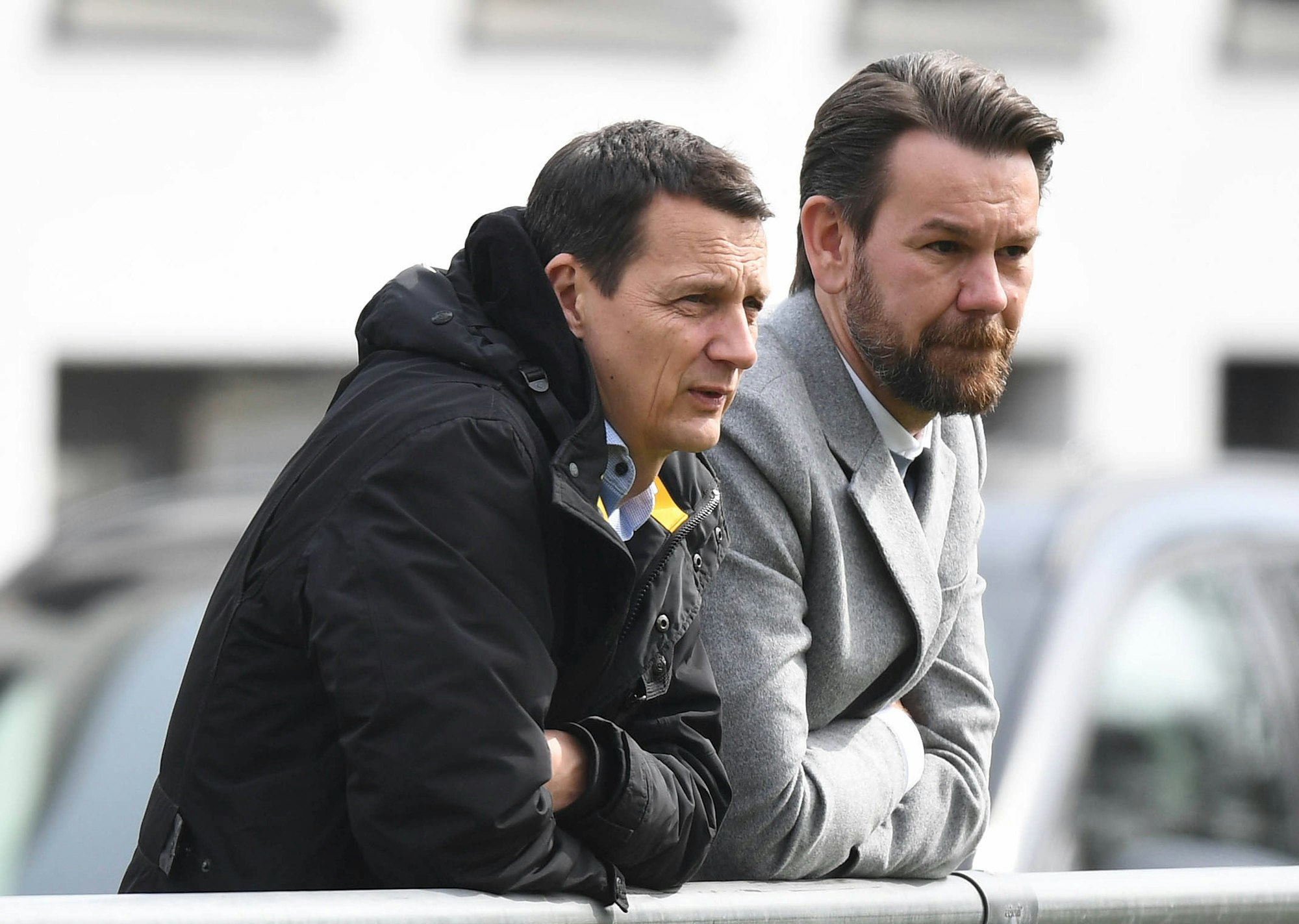 FC-Vizepräsident Ulf Sober und FC-Sportdirektor Thomas Kessler stehen am Rande eines FC-Trainings zusammen.