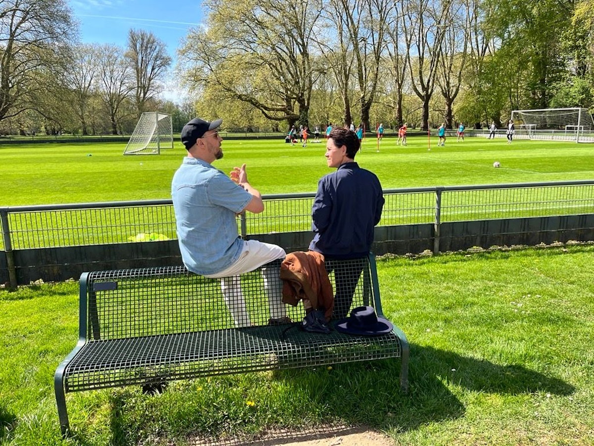 Max Mutzke und Bender-Rummler sind am Geißbockheim im Gespräch.