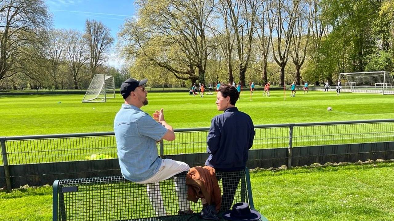 Max Mutzke und Bender-Rummler sind am Geißbockheim im Gespräch.