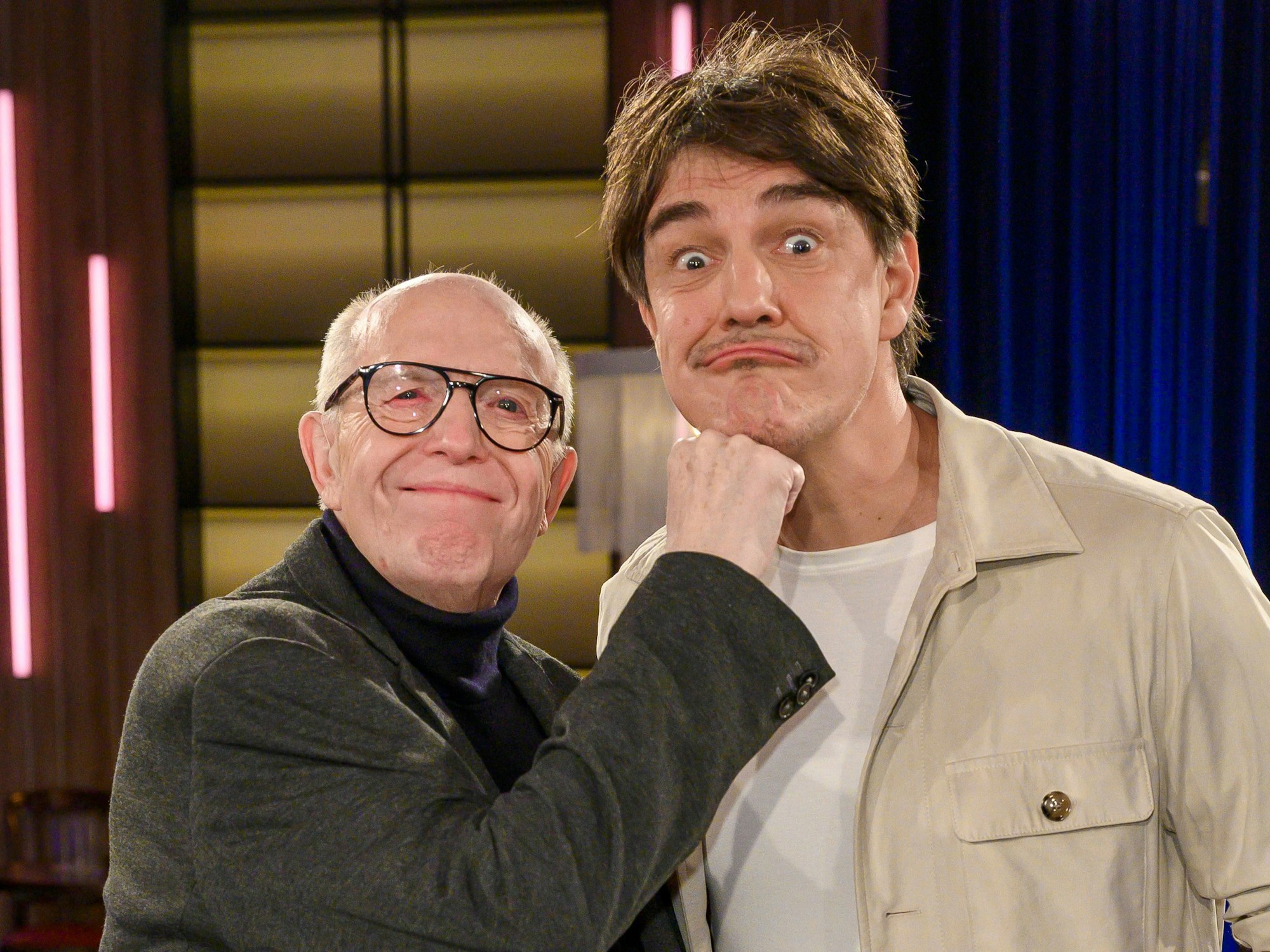 Reiner Calmund albert mit Matze Knop herum.