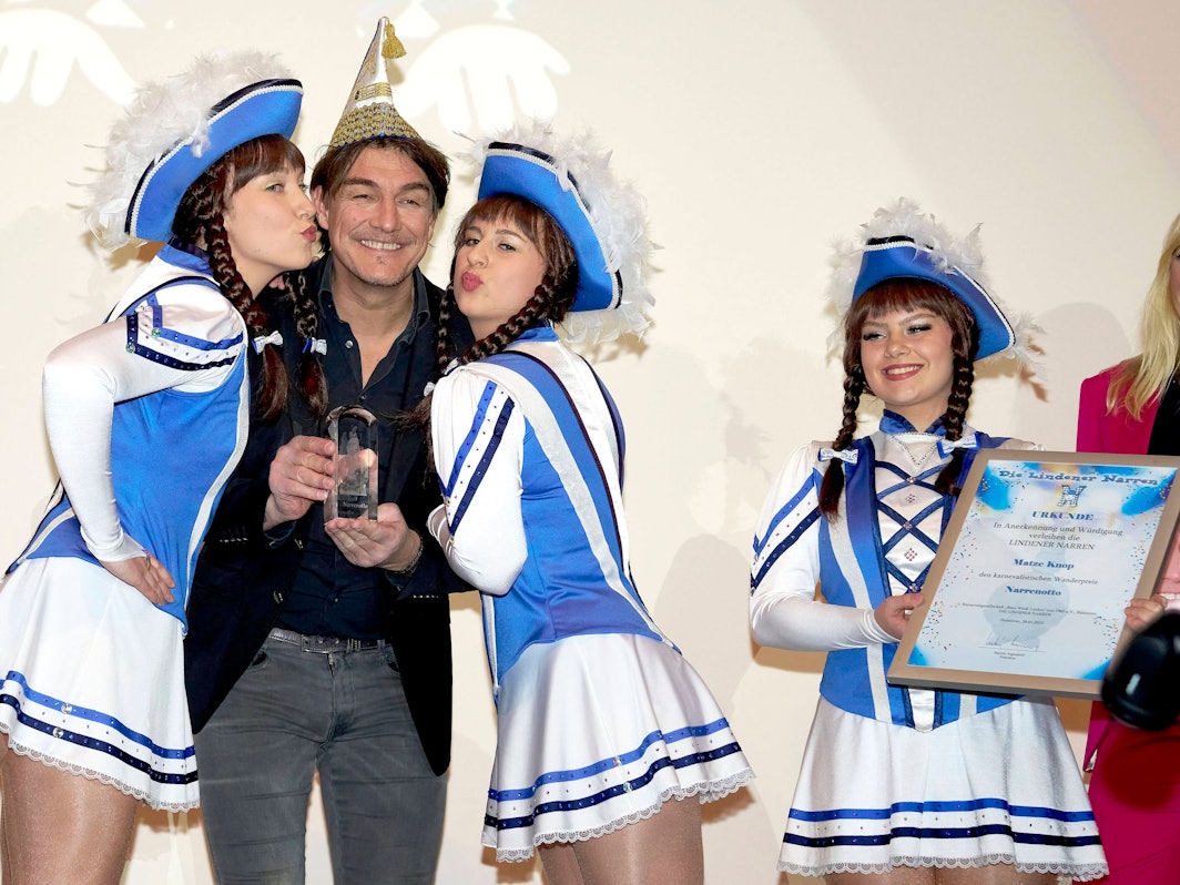 Matze Knop erhält den „Narrenotto“ der Lindener Narren.