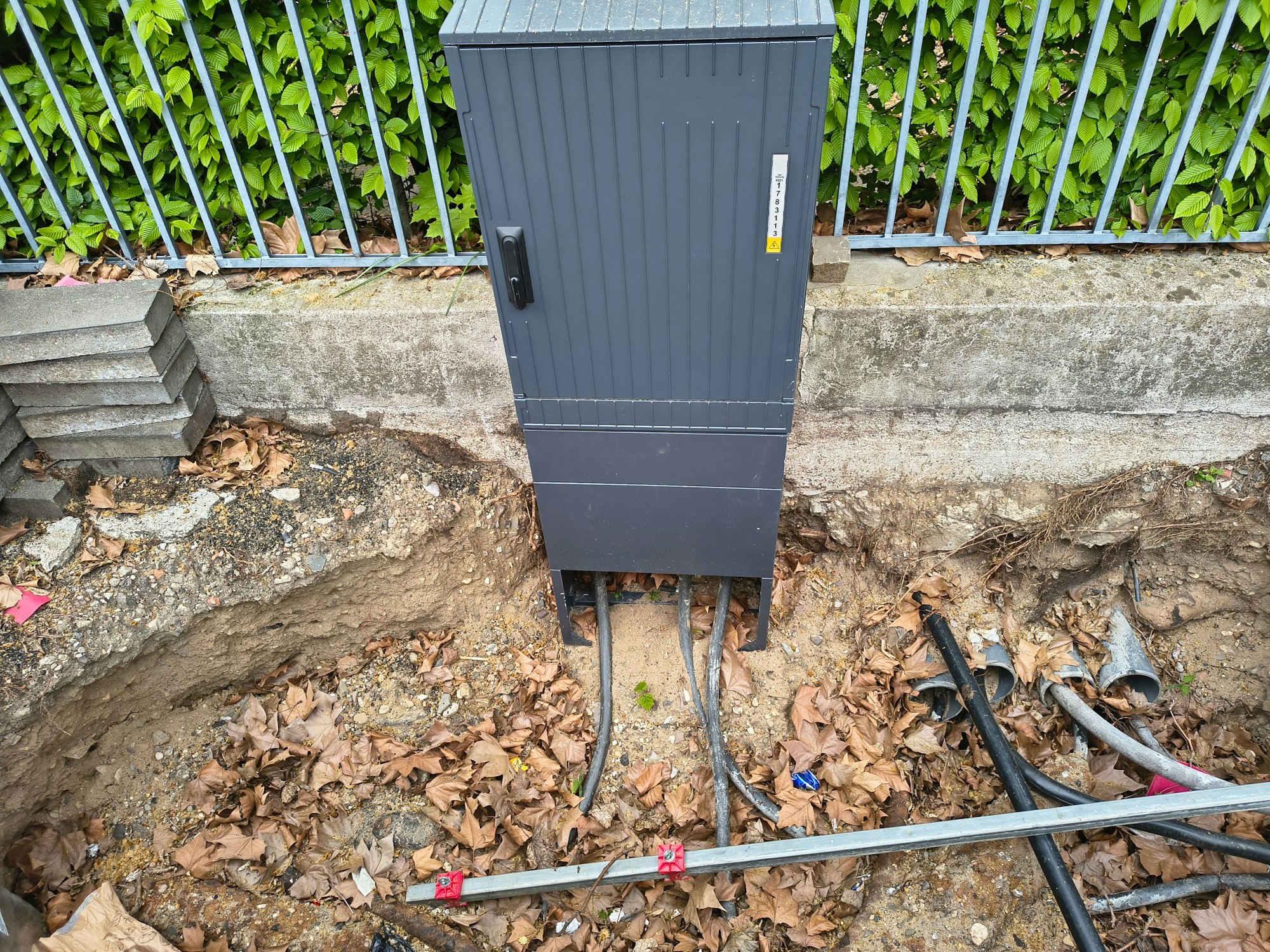 Ein Stromkasten steht in der Baugrube.