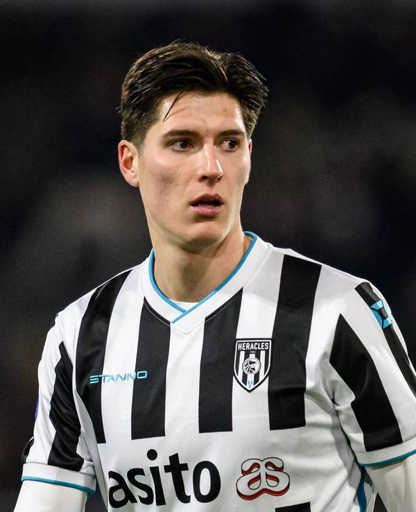 Bei einem Spiel von Heracles Almelo steht Sava-Arangel Cestic auf dem Platz.