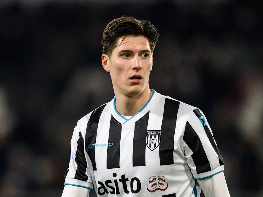 Bei einem Spiel von Heracles Almelo steht Sava-Arangel Cestic auf dem Platz.