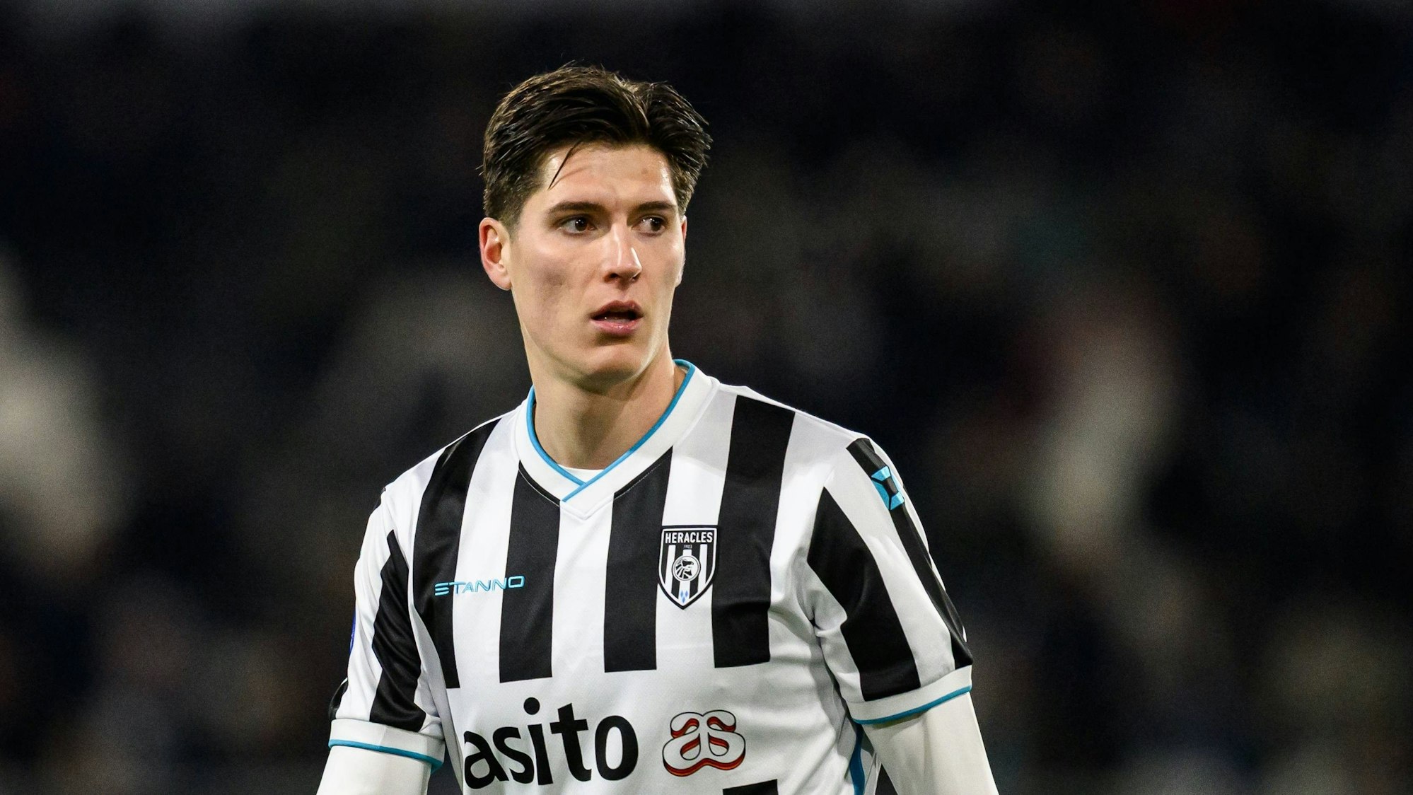 Bei einem Spiel von Heracles Almelo steht Sava-Arangel Cestic auf dem Platz.