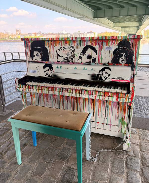 Unter der Severinsbrücke steht derzeit das Klavier von Piano Bombing e.V., das jeder bespielen kann