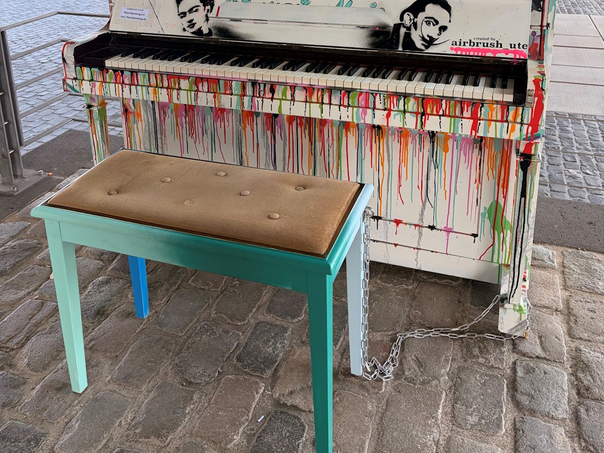 Unter der Severinsbrücke steht derzeit das Klavier von Piano Bombing e.V., das jeder bespielen kann