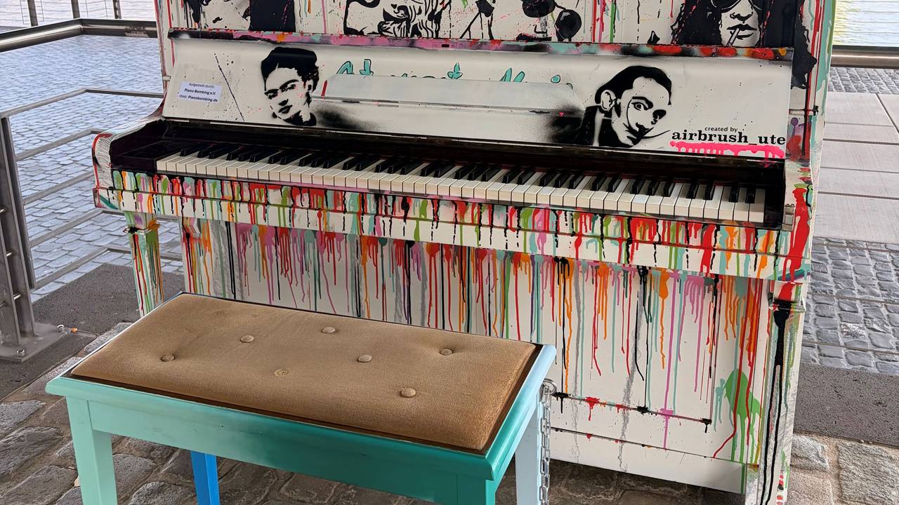 Unter der Severinsbrücke steht derzeit das Klavier von Piano Bombing e.V., das jeder bespielen kann
