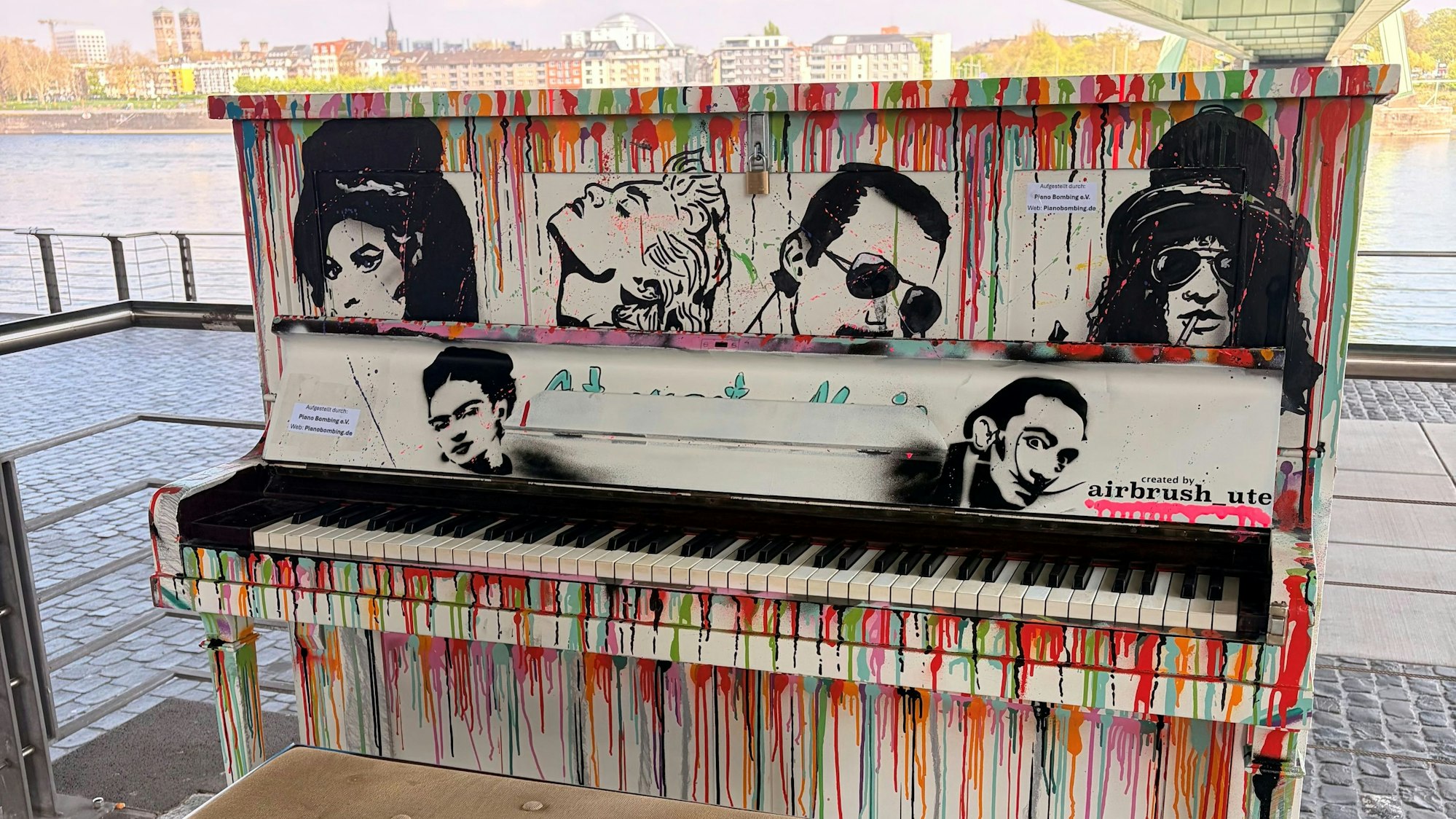 Unter der Severinsbrücke steht derzeit das Klavier von Piano Bombing e.V., das jeder bespielen kann