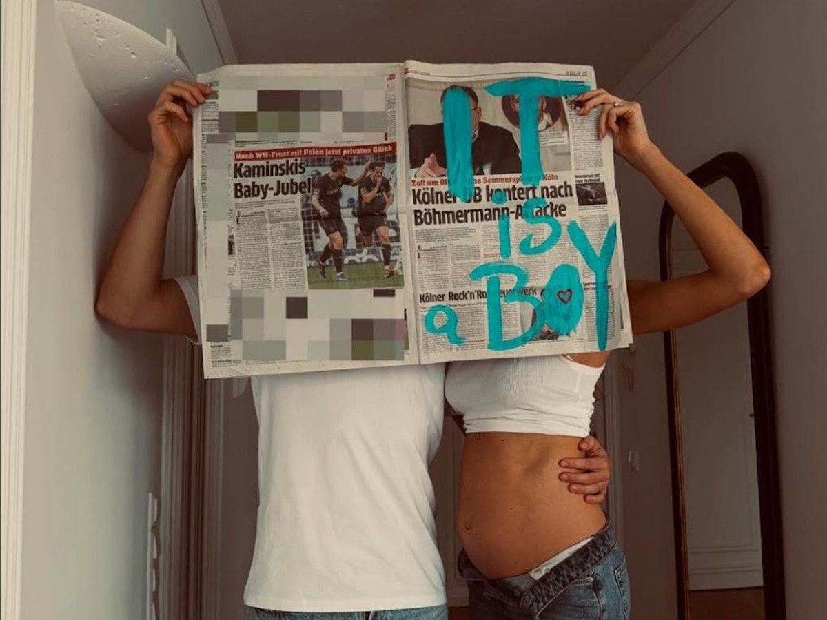 Jakub Kaminski und Freundin Monika Wojtas posieren mit einer EXPRESS-Ausgabe auf Instagram.