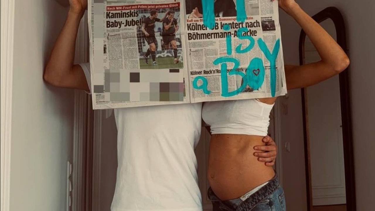 Jakub Kaminski und Freundin Monika Wojtas posieren mit einer EXPRESS-Ausgabe auf Instagram.