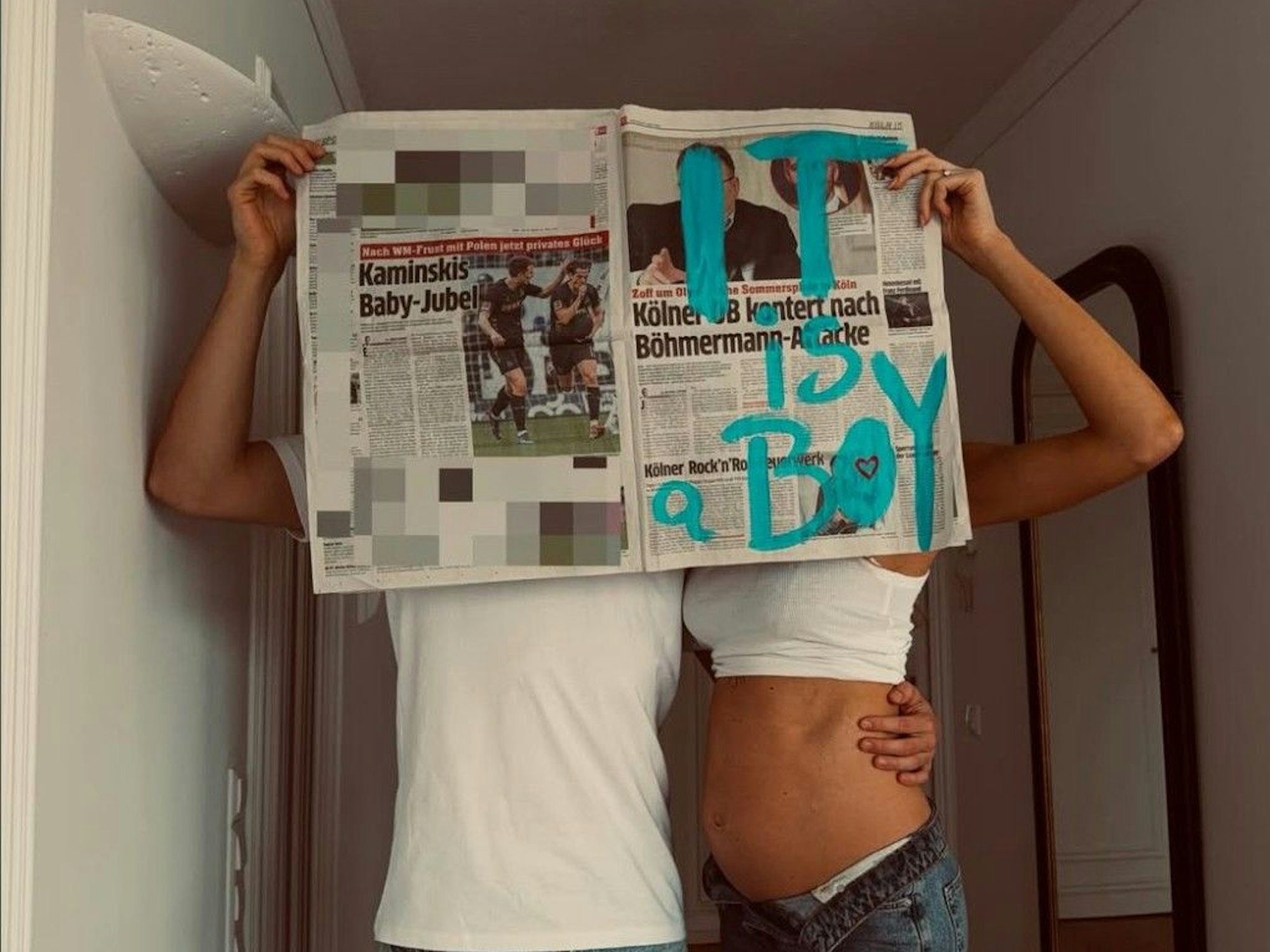 Jakub Kaminski und Freundin Monika Wojtas posieren mit einer EXPRESS-Ausgabe auf Instagram.