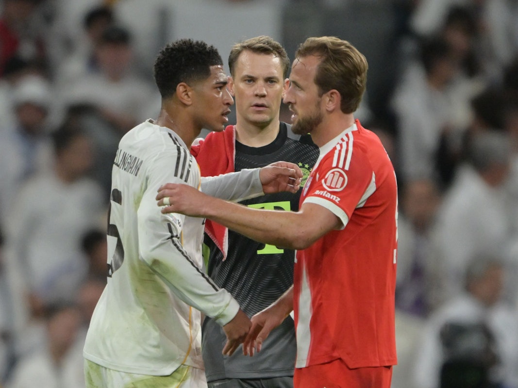 Jude Bellingham und Harry Kane klatschen sich ab, Manuel Neuer steht dahinter.